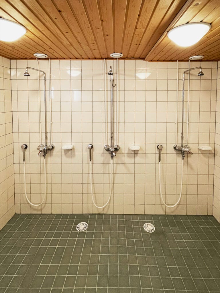 Suihkutilat Säveltäjänpuiston monitoimisalin suihkutilat.