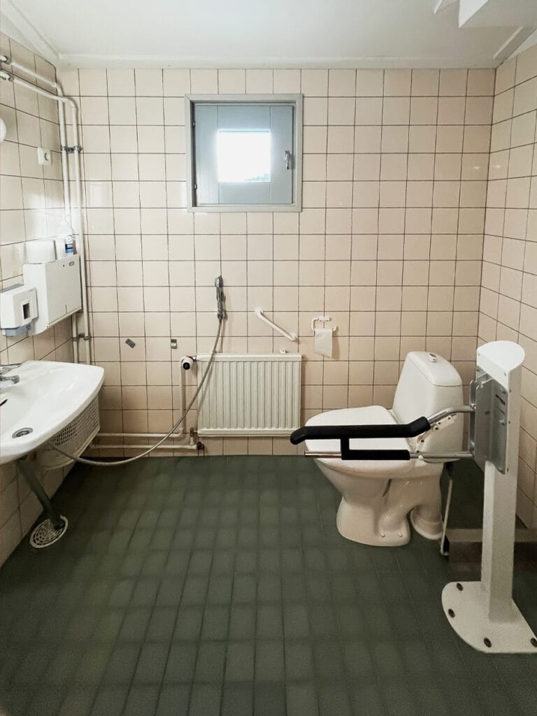 WC-tilat Säveltäjänpuiston monitoimisalin inva-WC